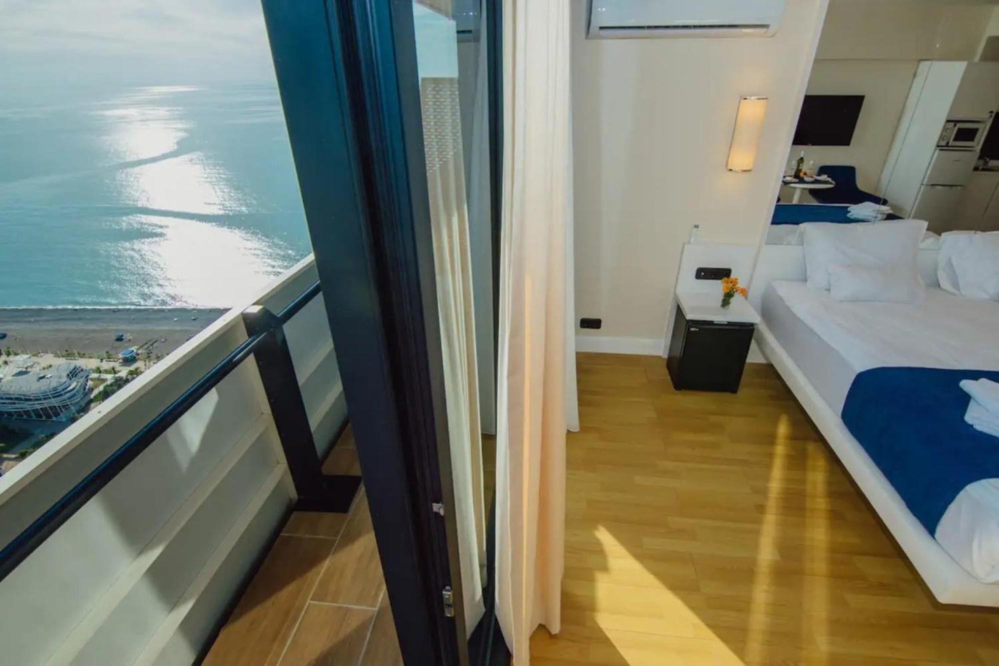 Relax And Unwind Premier Sea View Aparthotel In Batumi Bagian luar foto